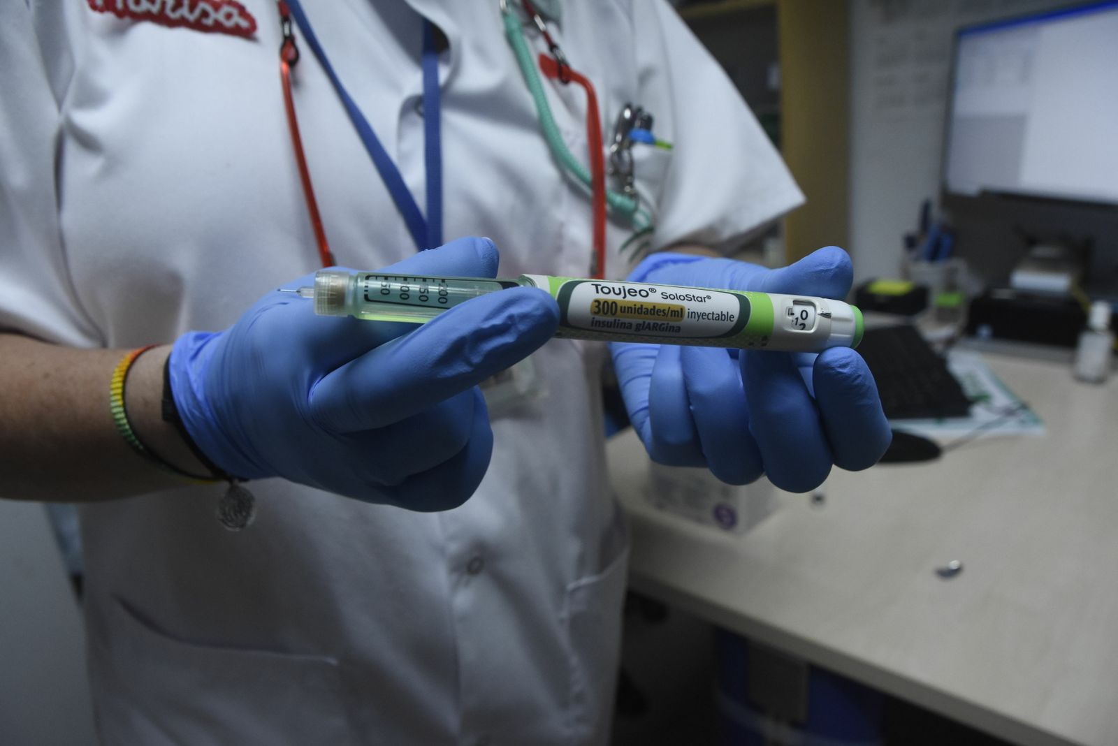 Una enfermera muestra un bolígrafo de insulina.