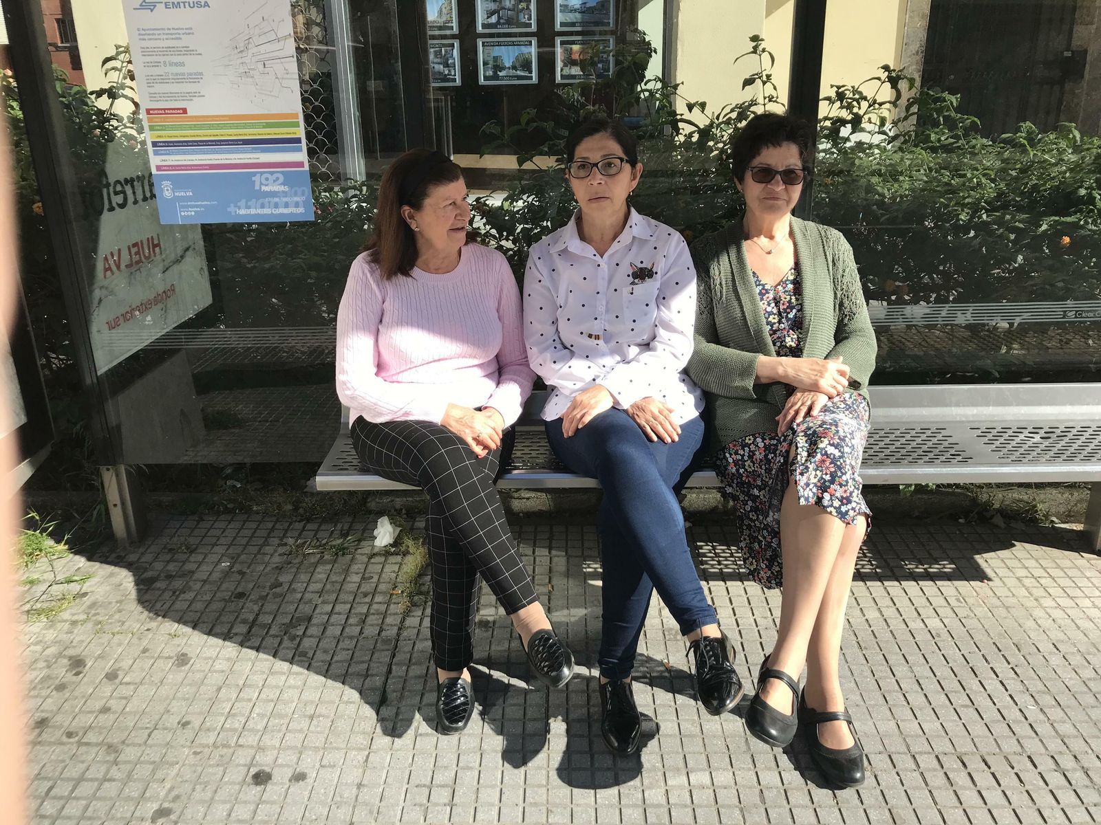 Rosario, Antonia y Florentina mantienen un entretenido debate mientras esperan el autobús.