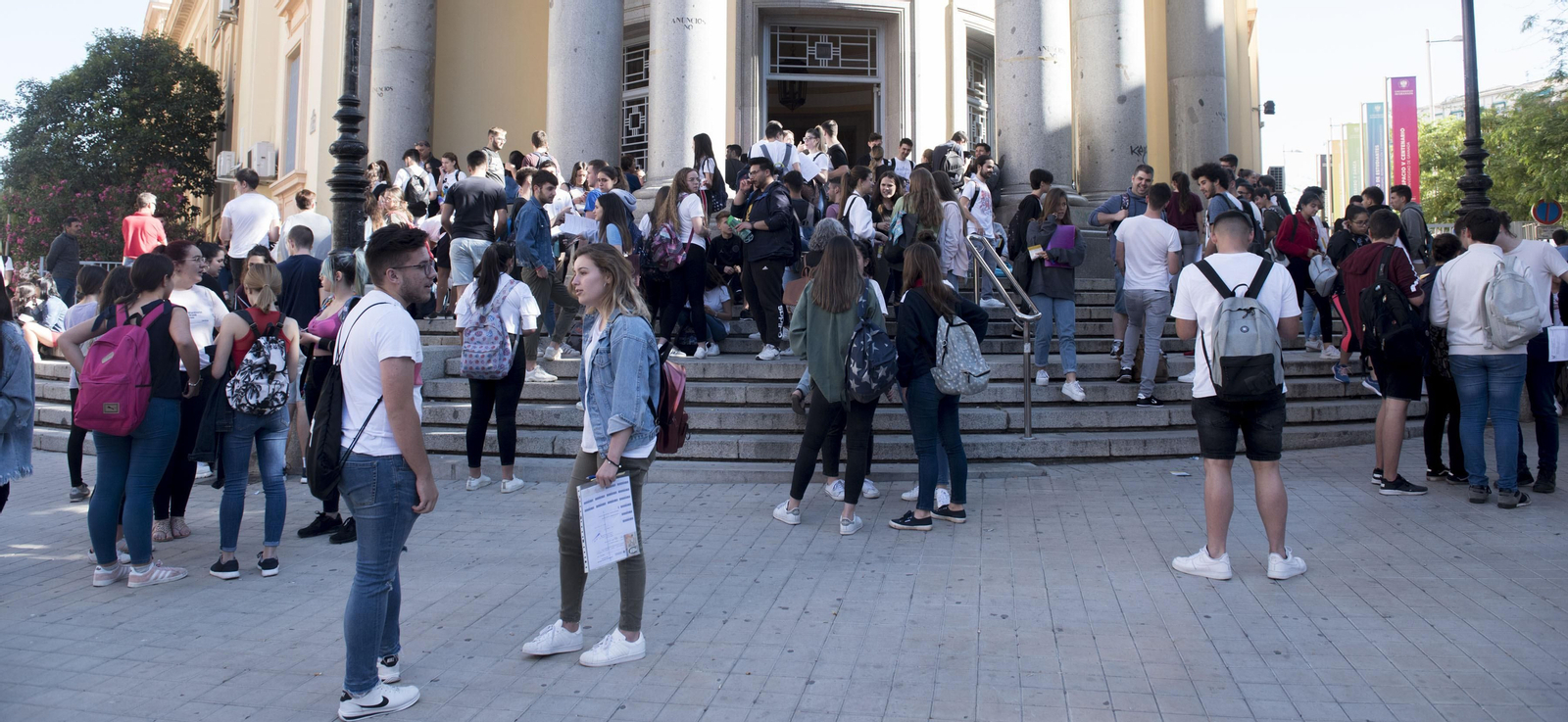 Alumnos a las puertas del V Centenario antes de una prueba de Selectividad en Granada.