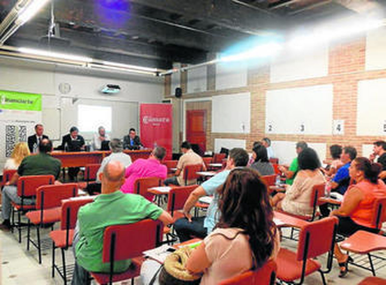 Los técnicos asesoraron a los asistentes para registrarse en la plataforma.