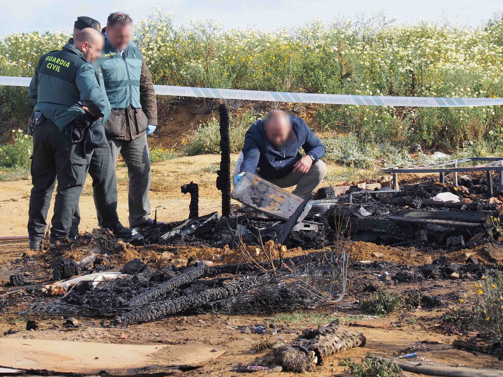 Imágenes del incendio que costó la vida a una persona en una chabola en Lepe