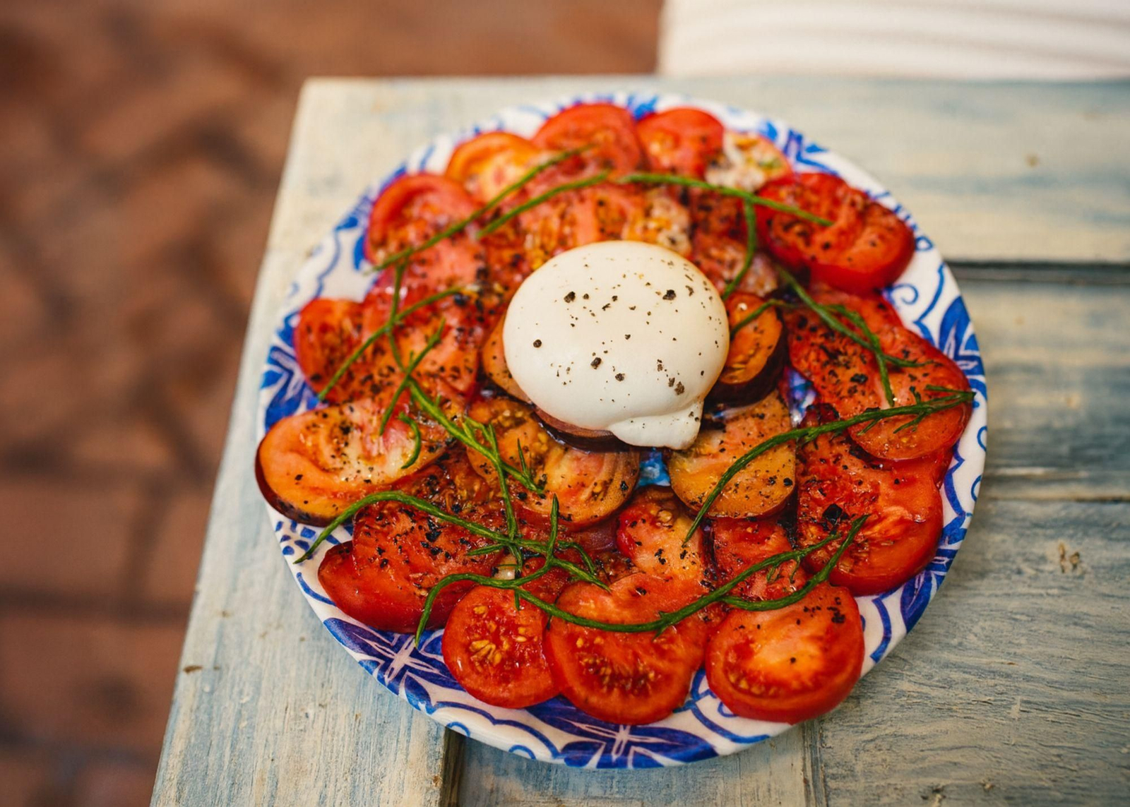 El patio de Córdoba donde es primavera todo el año, tiene galería de arte propia y se come de lujo