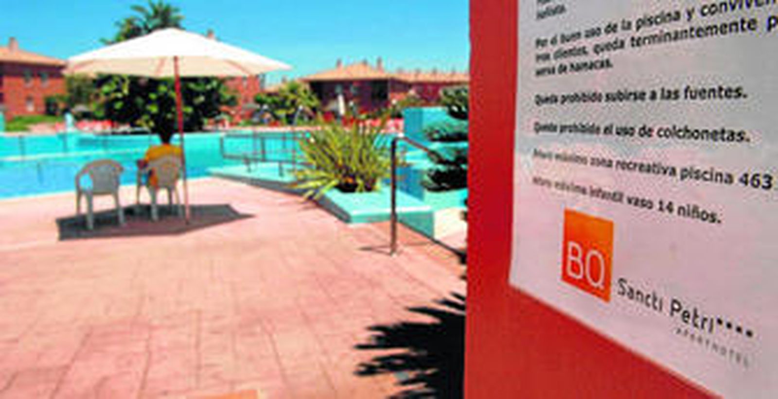 Nueva cartelería en las instalaciones del apartahotel Tartessus, que pasa a denominarse BQ Sancti Petri.