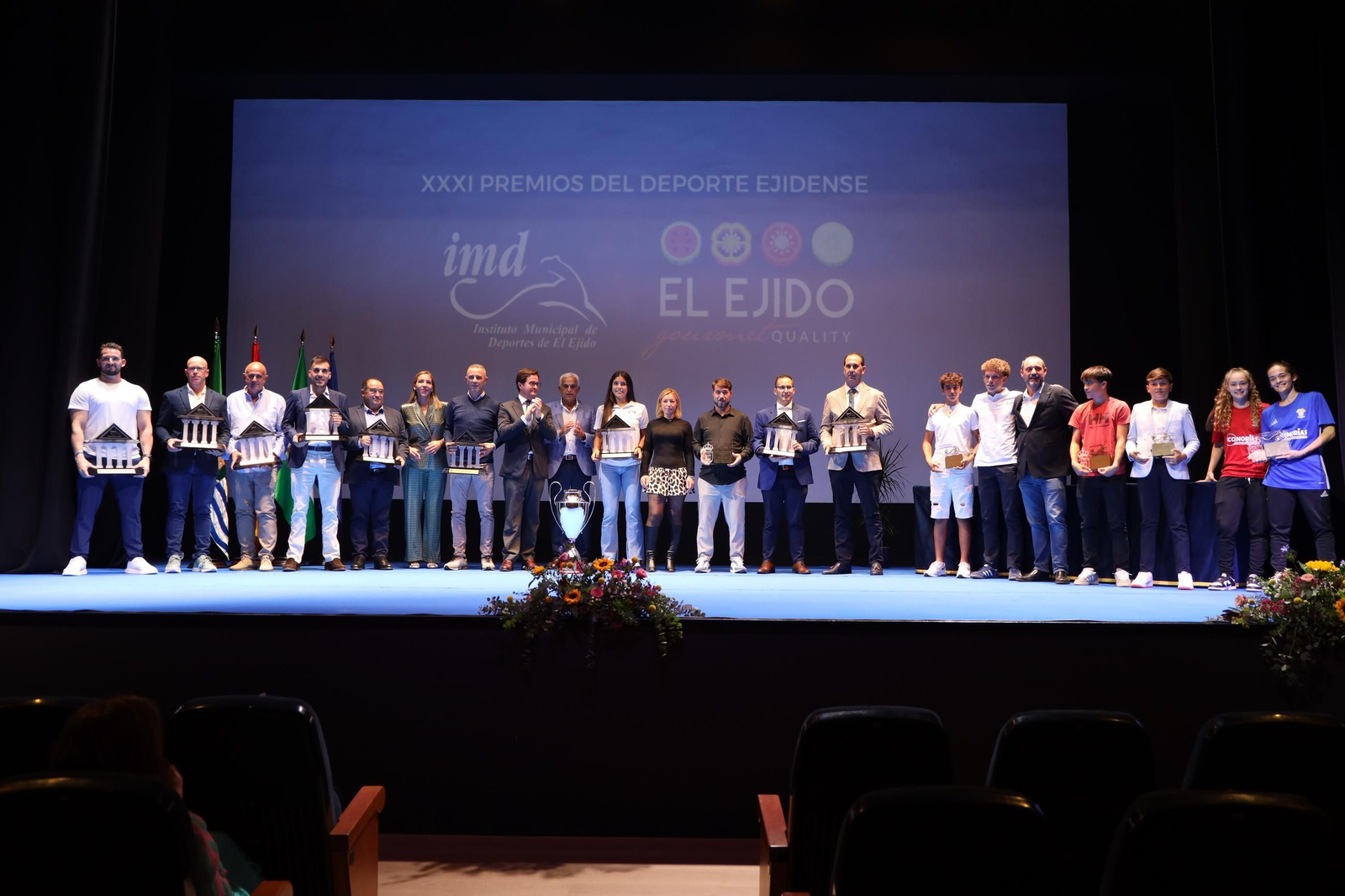 Foto de familia sobre el escenario del Teatro Municipal con los galardonados en los XXXI Premios del Deporte Ejidense.