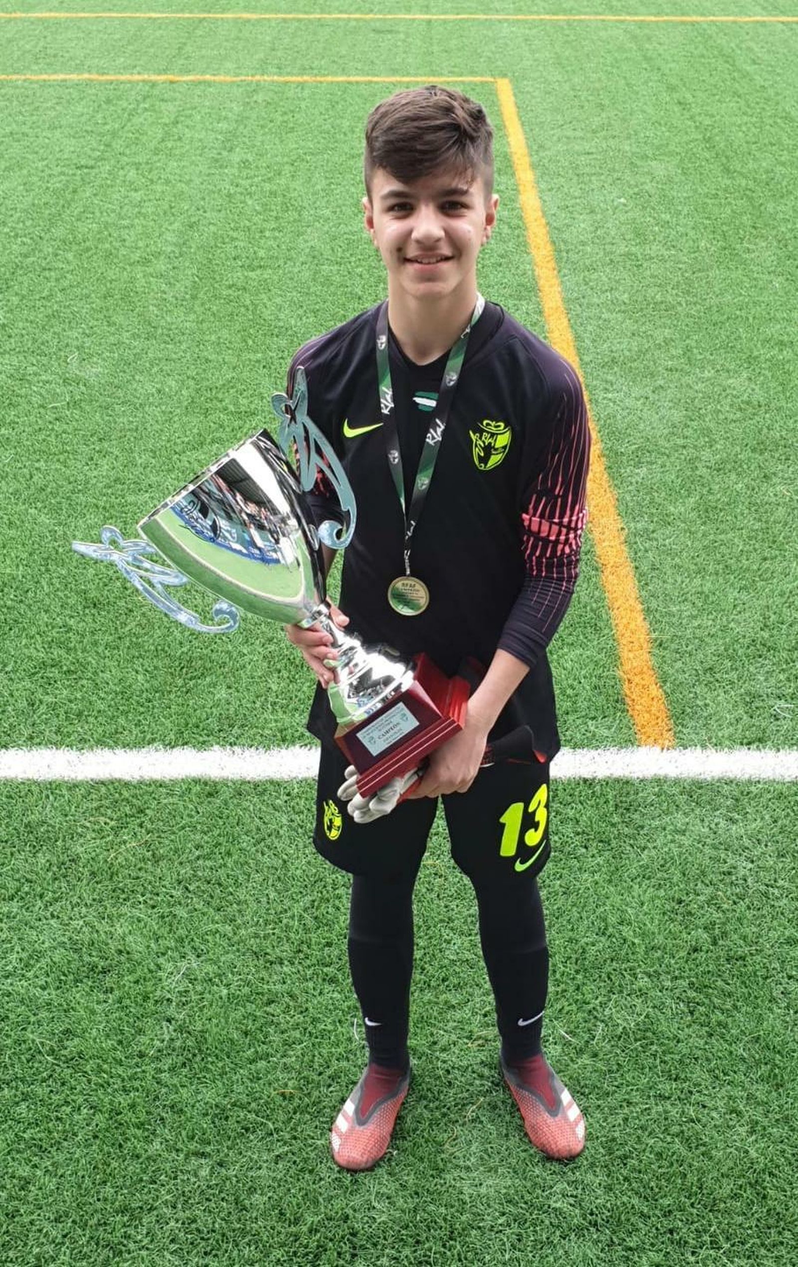 El jerezano Diego Domínguez, con la copa de campeón.