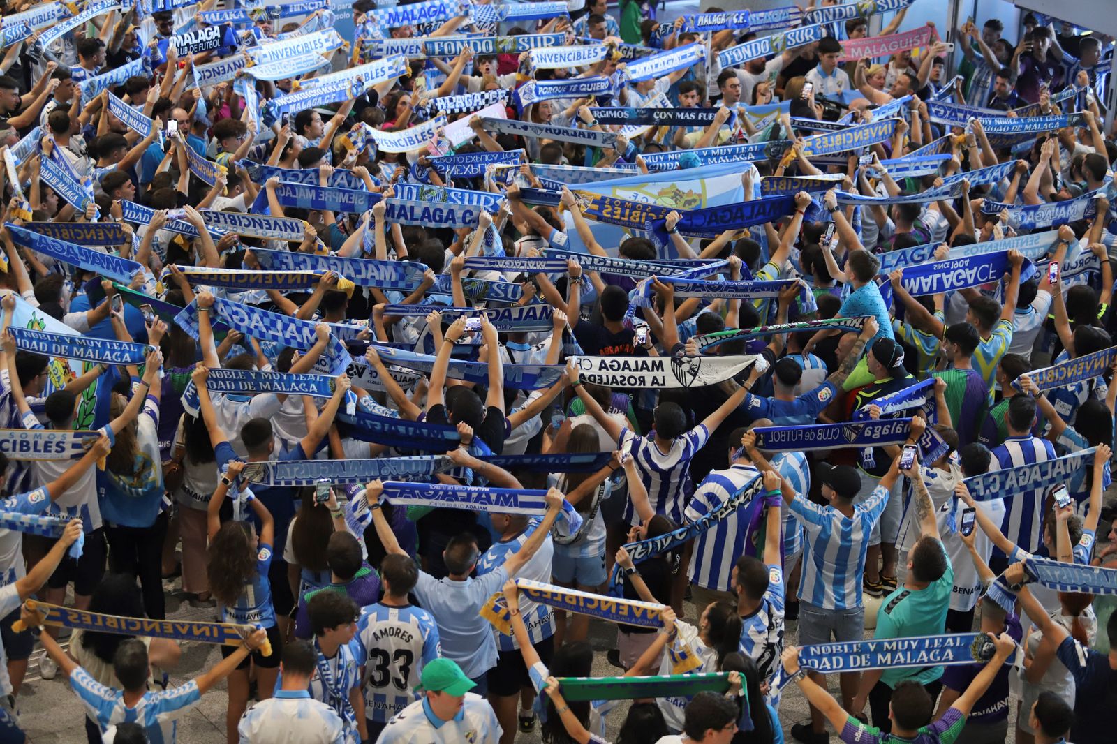 El espectacular preámbulo en el aeropuerto con la afición
