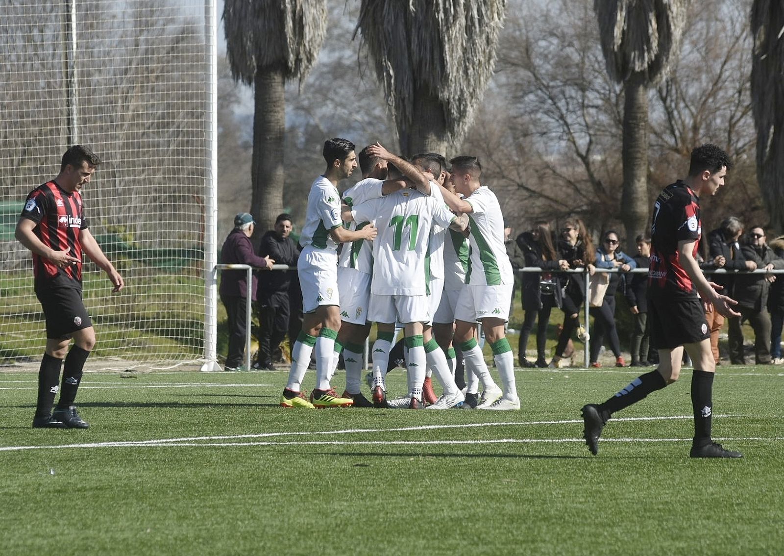 Los jugadores del Córdoba B celebran uno de sus tantos ante el Cabecense.