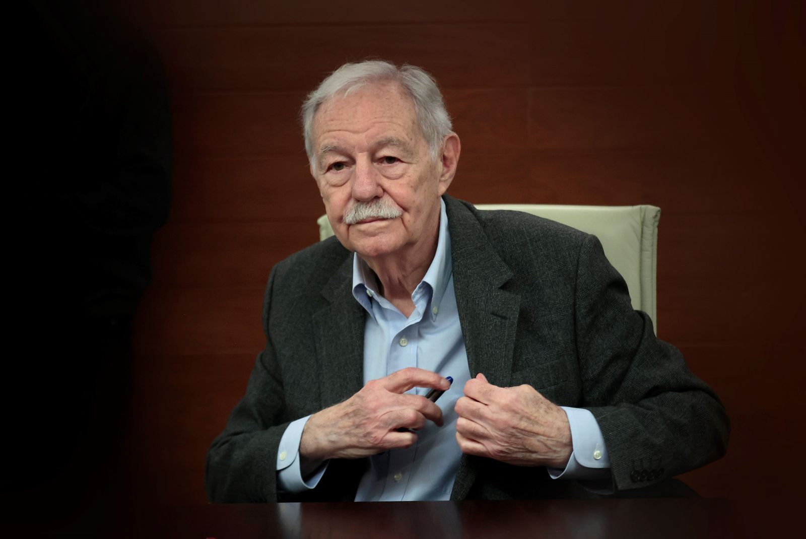 El escritor Eduardo Mendoza (Barcelona, 1943) durante la presentación de su última novela en la Fundación Cajasol de Sevilla.