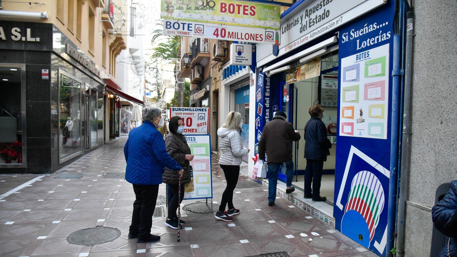 Cola ante el Piojo de la Suerte, en La Línea.