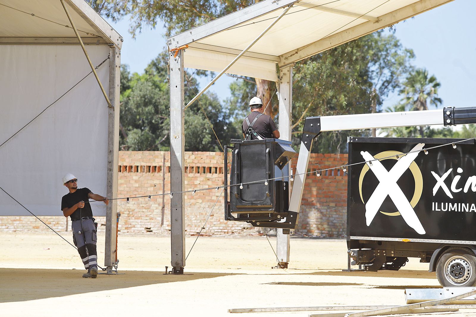 Visita al recinto ferial para supervisar los preparativos de cara a la celebración de las Fiestas Colombinas 2023
