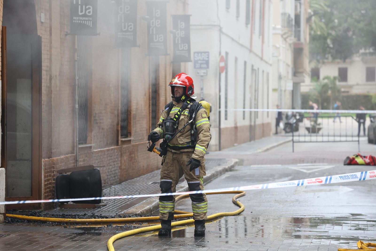 Bomberos apagan el incendio del restaurante de Málaga, en imágenes