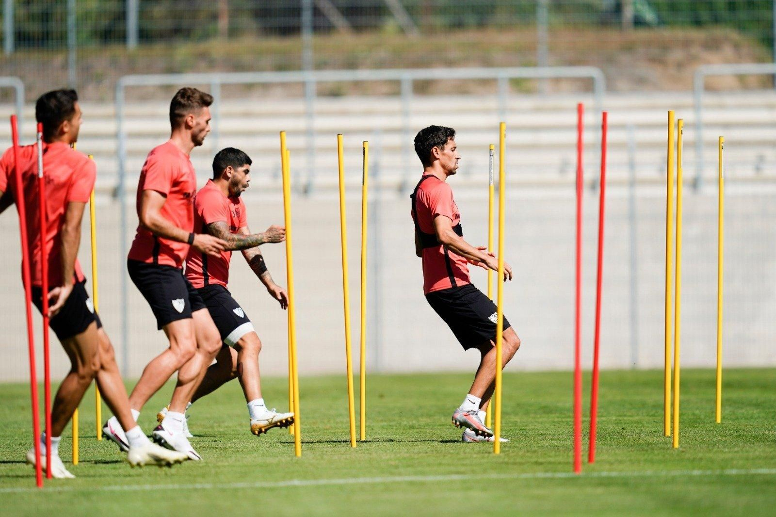Jesús Navas y Banega se ejercitan en Düsseldorf.