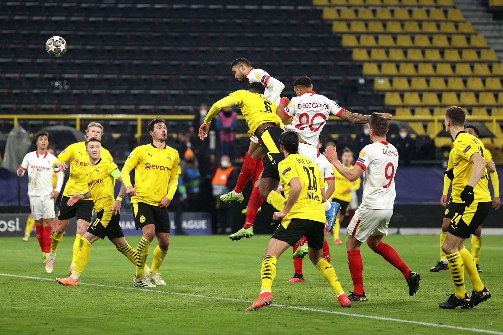En-Nesyri conecta el espectacular cabezazo que le dio al Sevilla el 2-2.