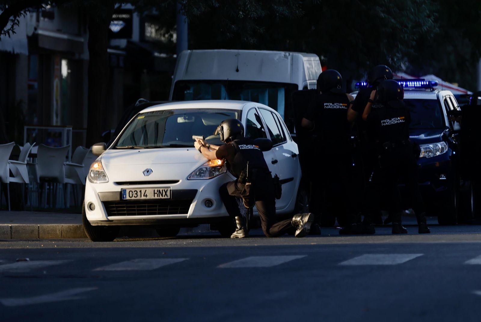 El despliegue policial en Pino Montano por el atrincherado en una panadería.