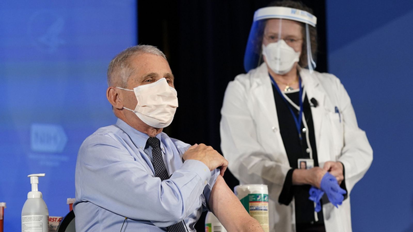 El doctor Anthony S. Fauci, el pasado mes de diciembre, momentos antes de recibir la vacuna contra el SARS-CoV-2.