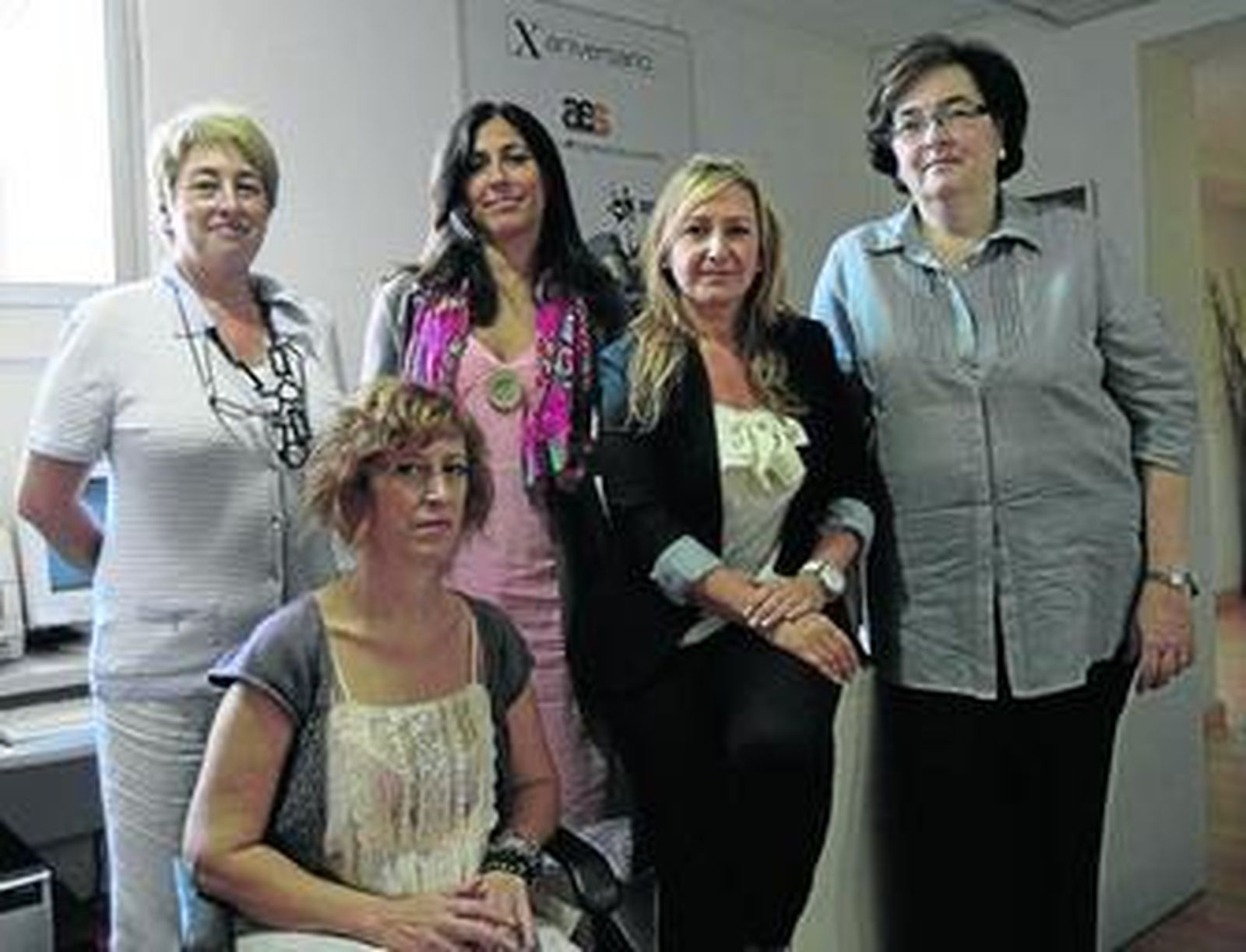 De izquierda a derecha, Mayte Chaveinte, María José Álvarez, Ana Llopis, Mercedes Martínez Egaña y, sentada, Rosalía Zahíno.