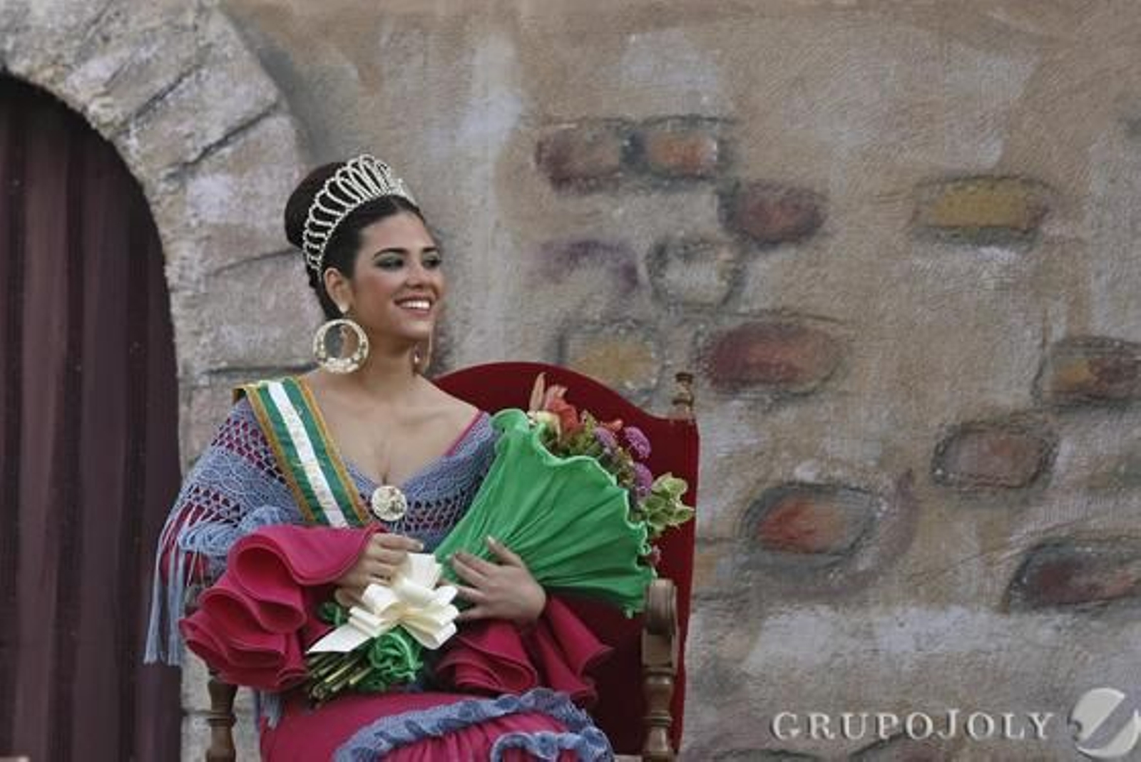 Las autoridades locales coronan a las reinas infantil y juvenil, María Jiménez y Marta Cabello

Foto: Erasmo Fenoy