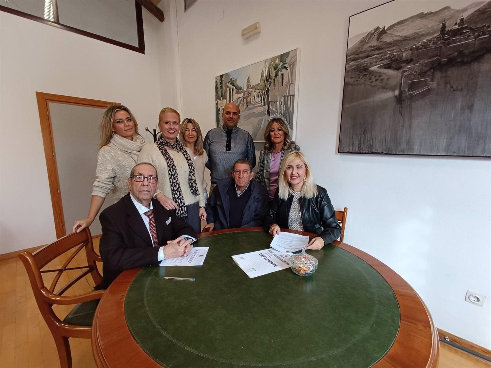 Firma del acuerdo para la exposición del belén.