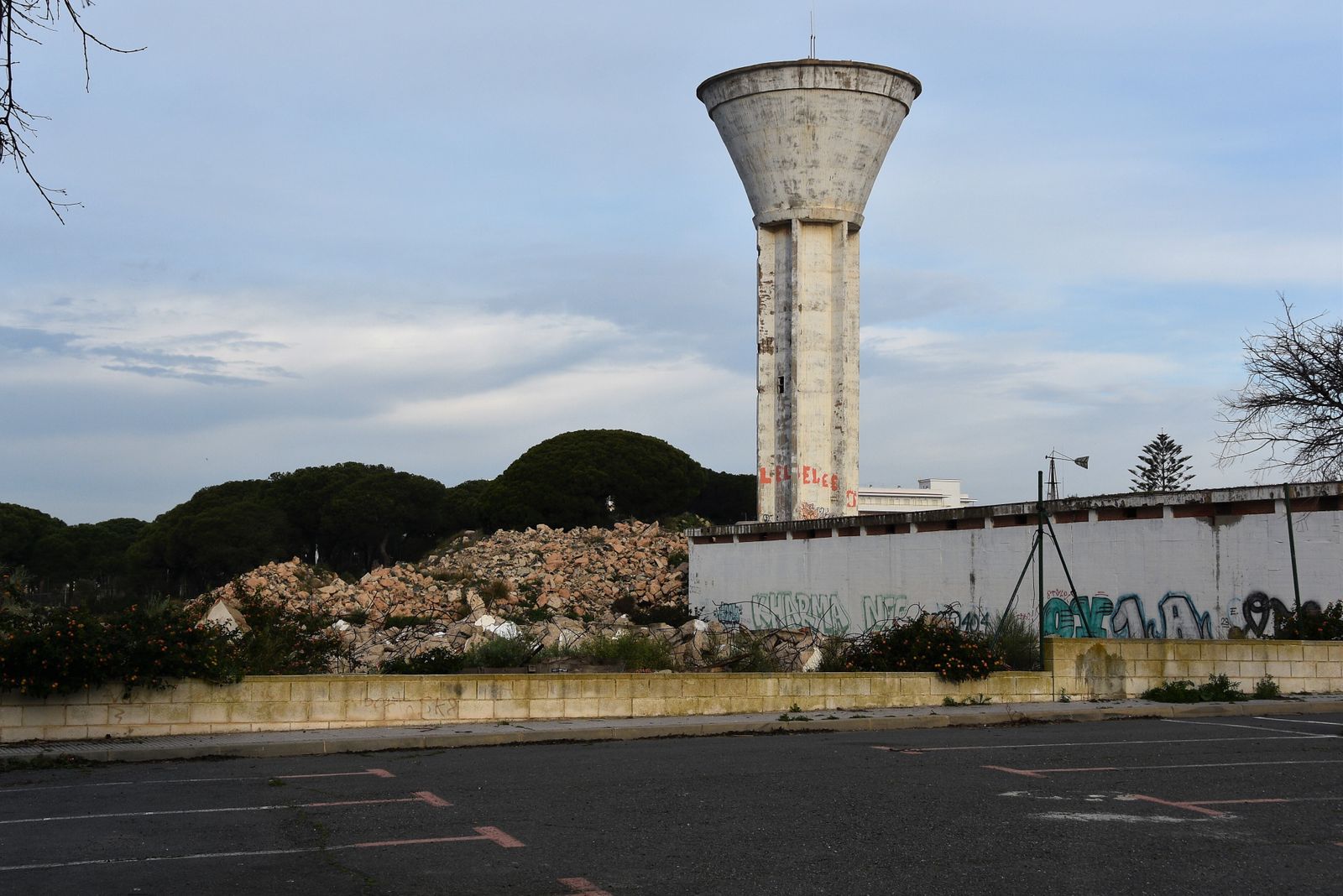 La escombra en la avenida Ciudad de Huelva de Punta Umbría.