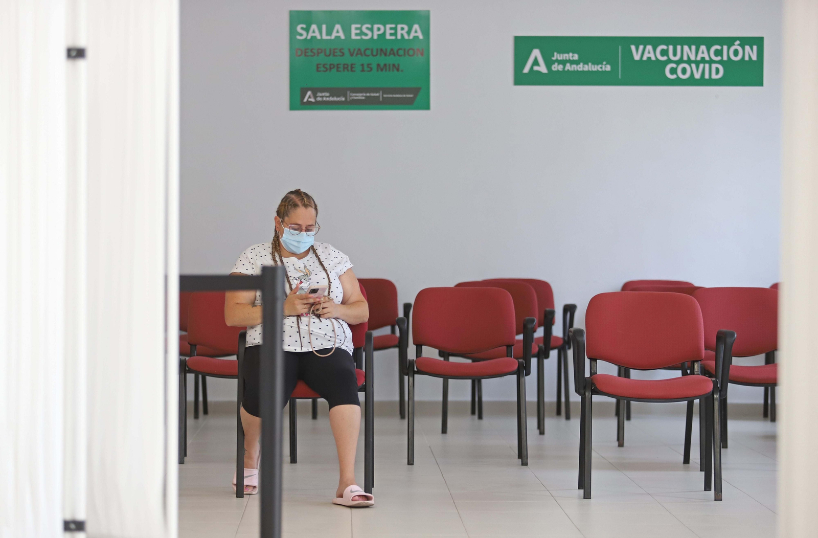 Una joven espera los 15 minutos tras haber sido vacunada en San Roque.