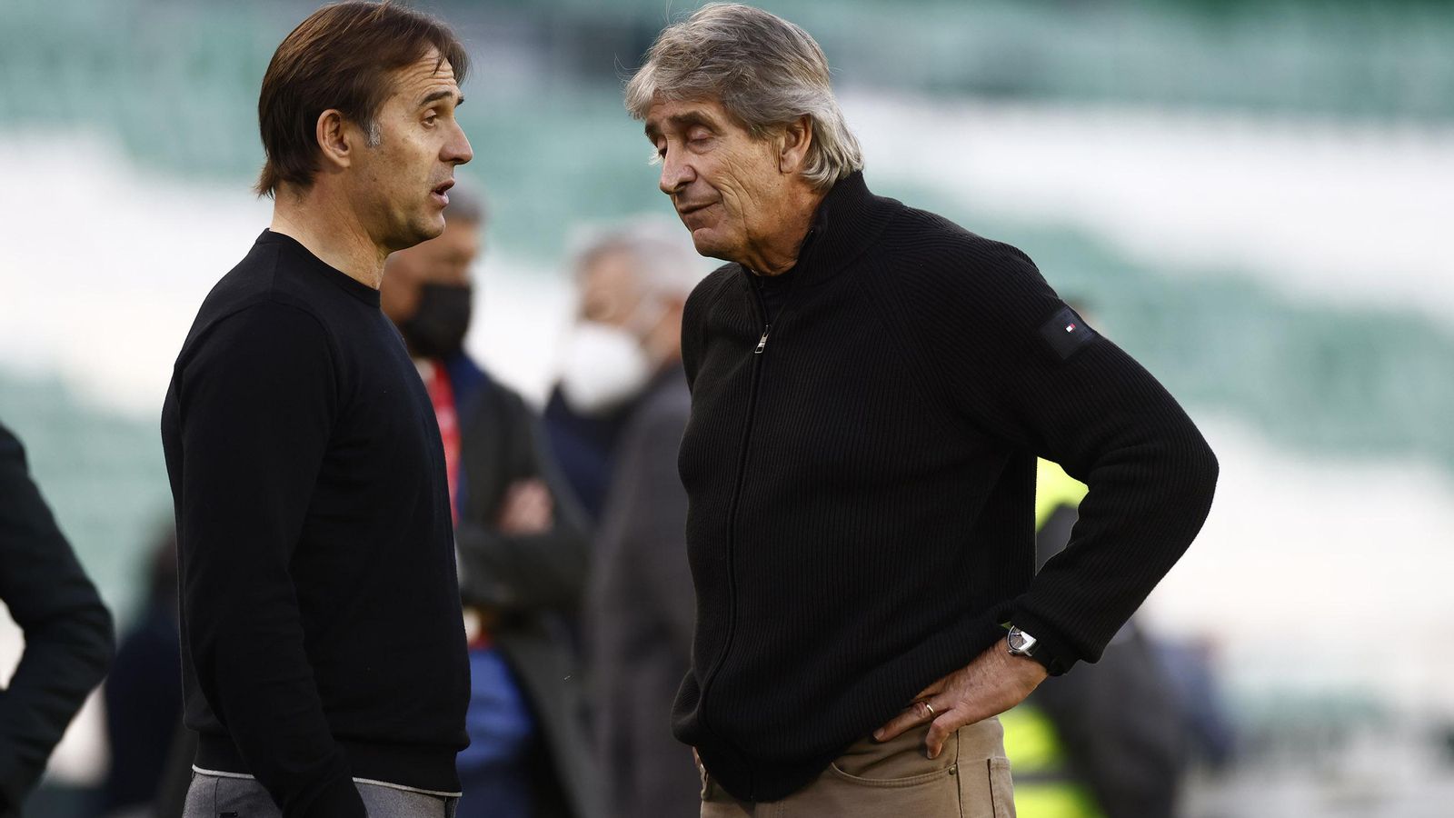 Lopetegui dialoga con Pellegrini al finalizar el partido.