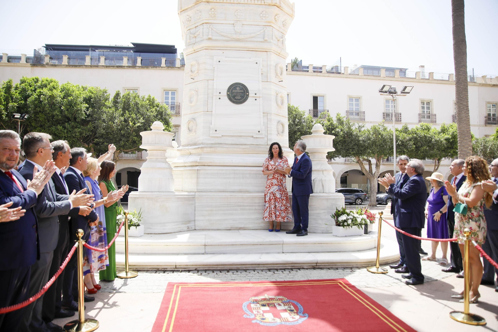 Placa de memoria histórica en el monumento de los coloraos, en imágenes