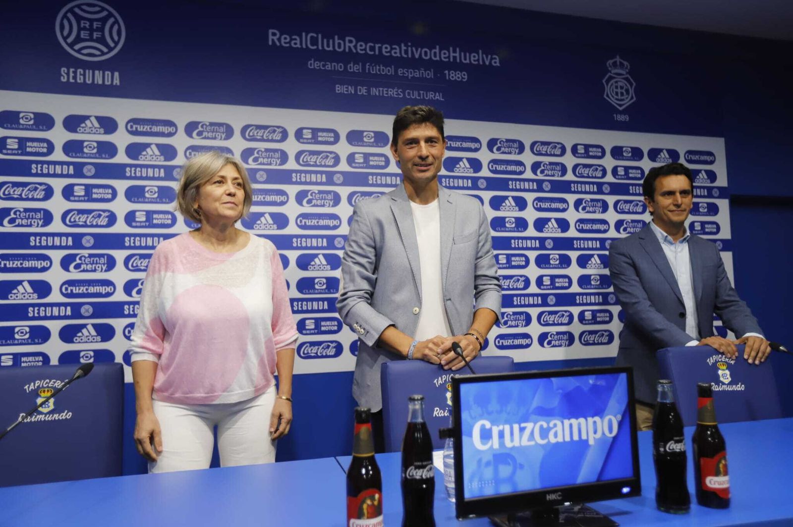 La rueda de prensa de Jesús Vázquez en el Estadio Nuevo Colombino.