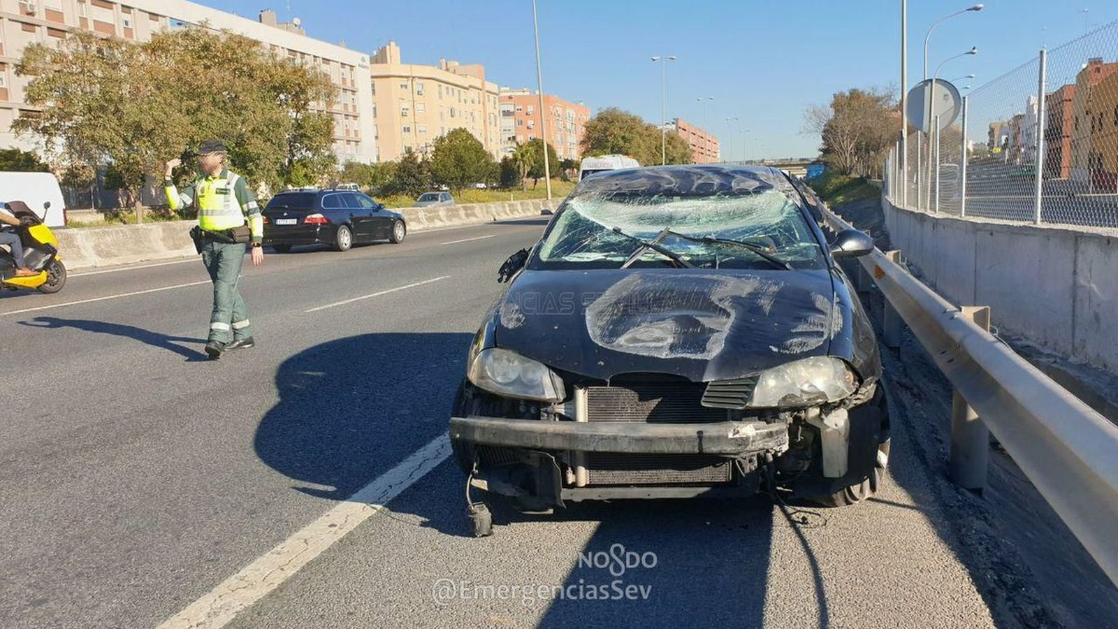 El vehículo en el que ha quedado el coche accidentado.