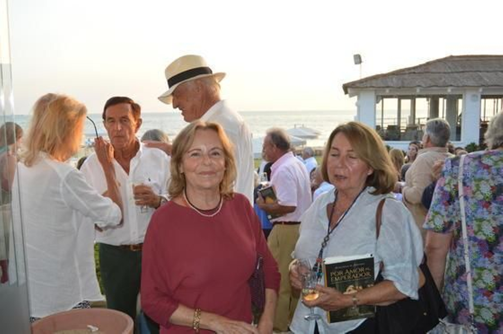 Nuni Villar con Pizca Caballero, durante el cóctel.

Foto: Ignacio Casas de Ciria