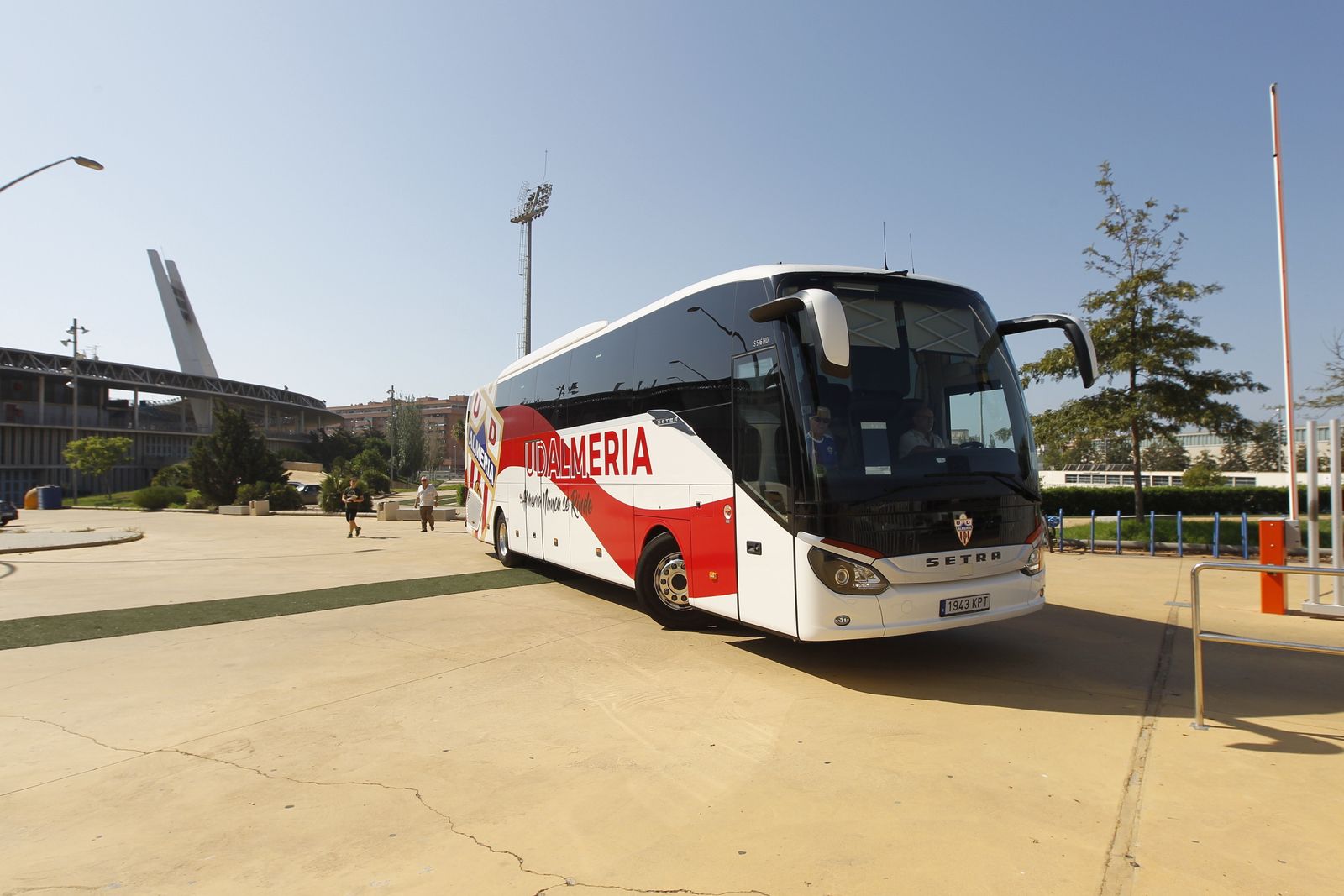 Fotogalería salida jugadores U.D. Almería con destino San Pedro del Pinatar
