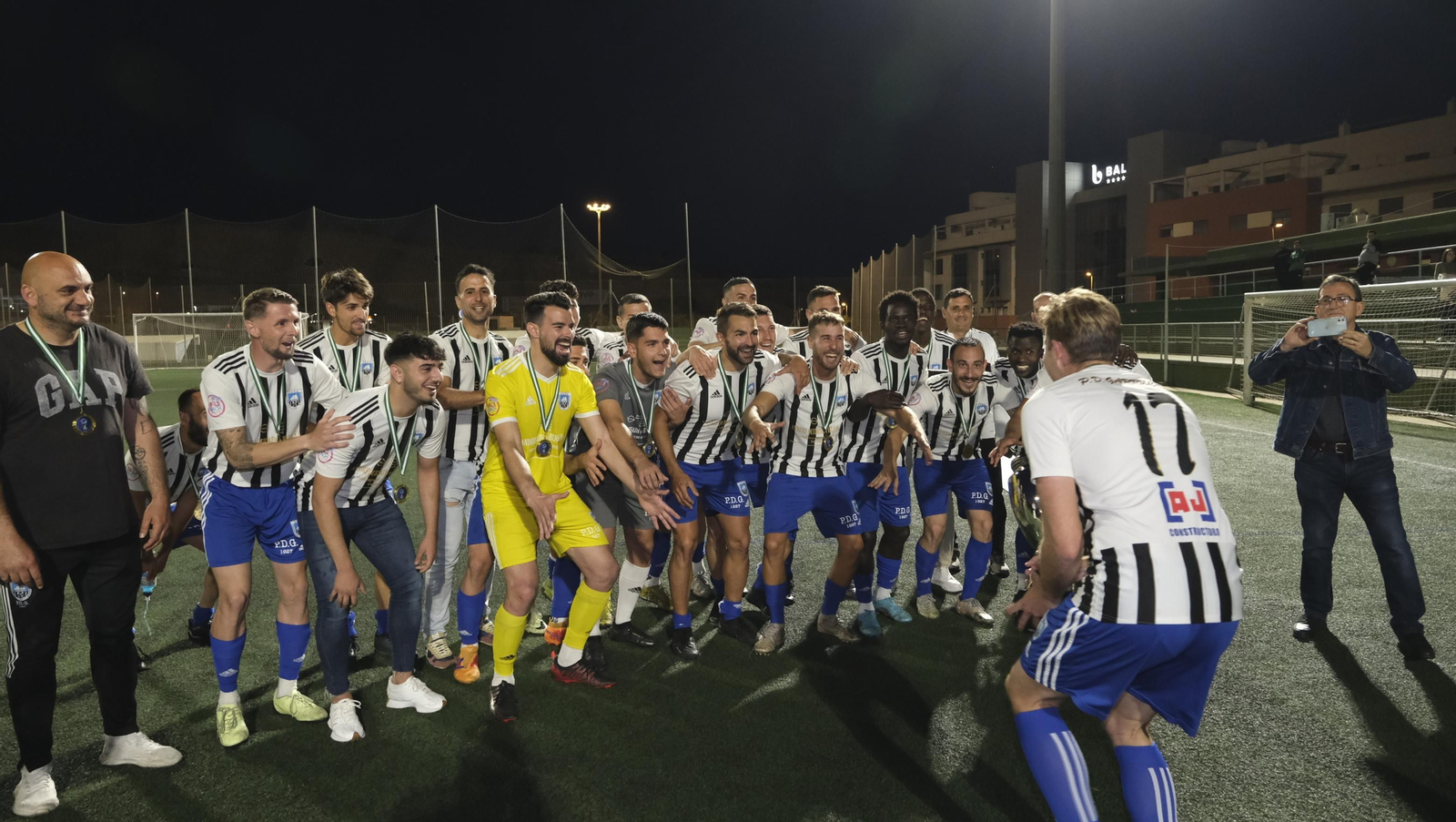 El conjunto blanquinegro levanta en su momento el trofeo  de campeón provincial de la Copa de Andalucía.