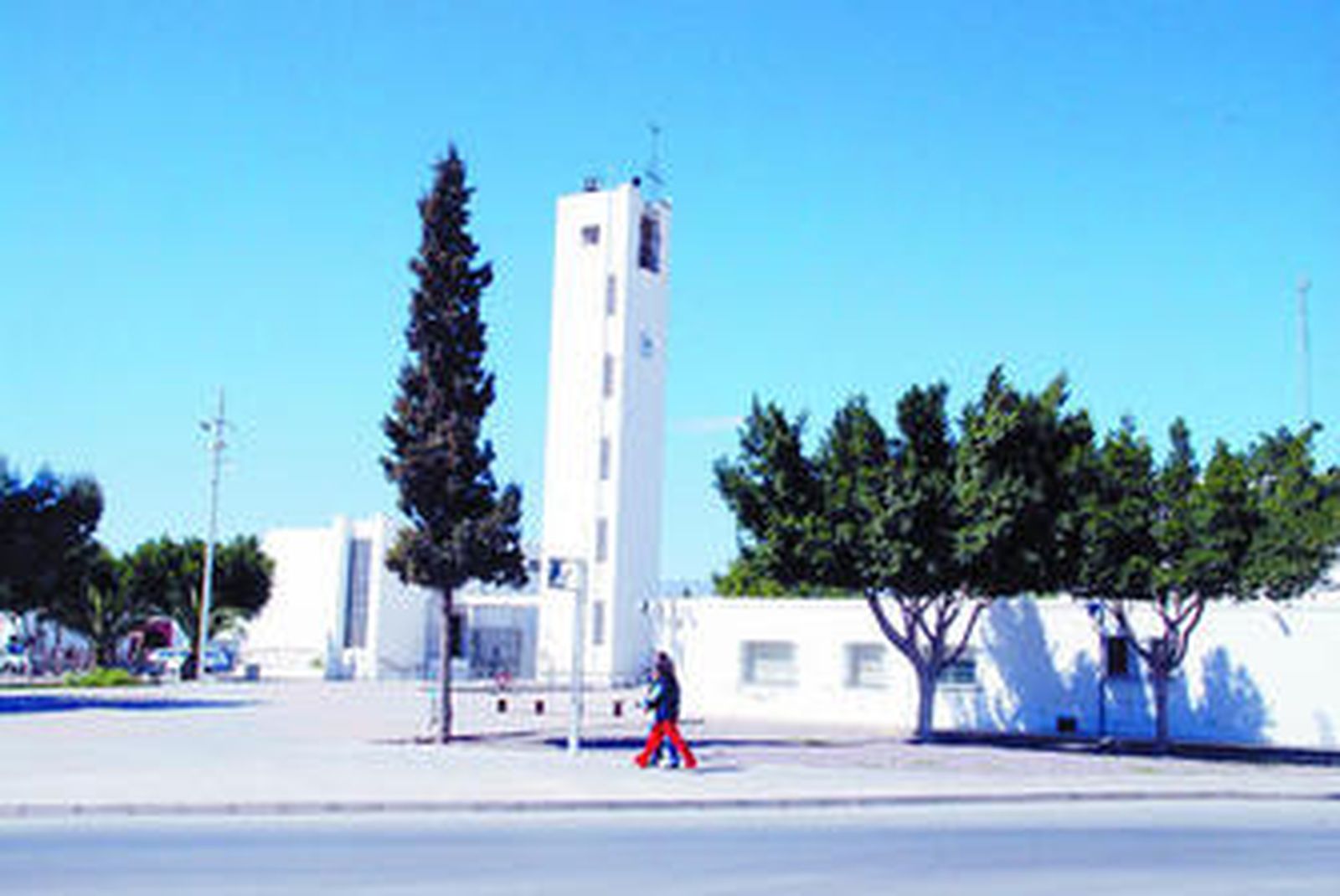 Plaza e iglesia de San Isidro en pleno centro urbano.