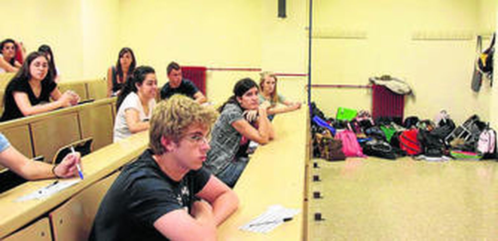 Los alumnos no pueden examinarse con sus enseres, así que dejan los bolsos y mochilas aparte.