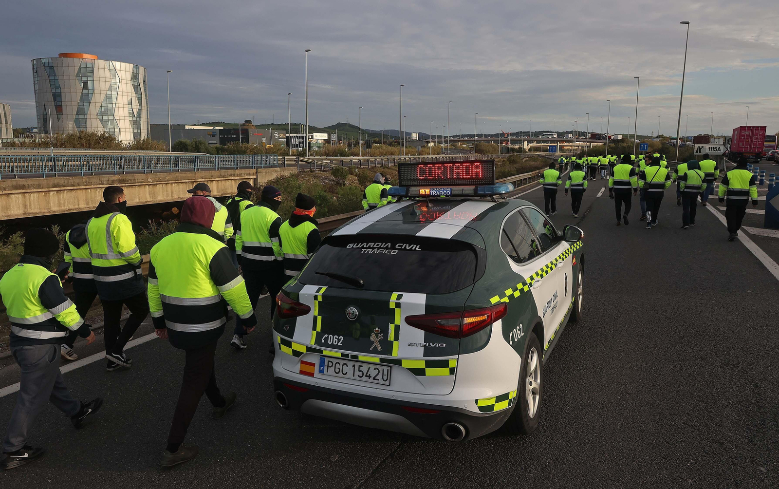 El nuevo corte de la A7 por los huelguistas de Acerinox, en imágenes