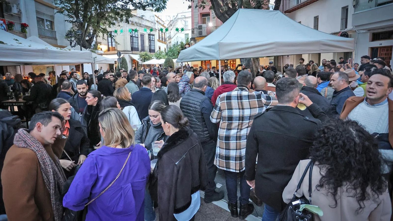 Aglomeraciones en las barras auxiliares de los bares en la Plaza Plateros.