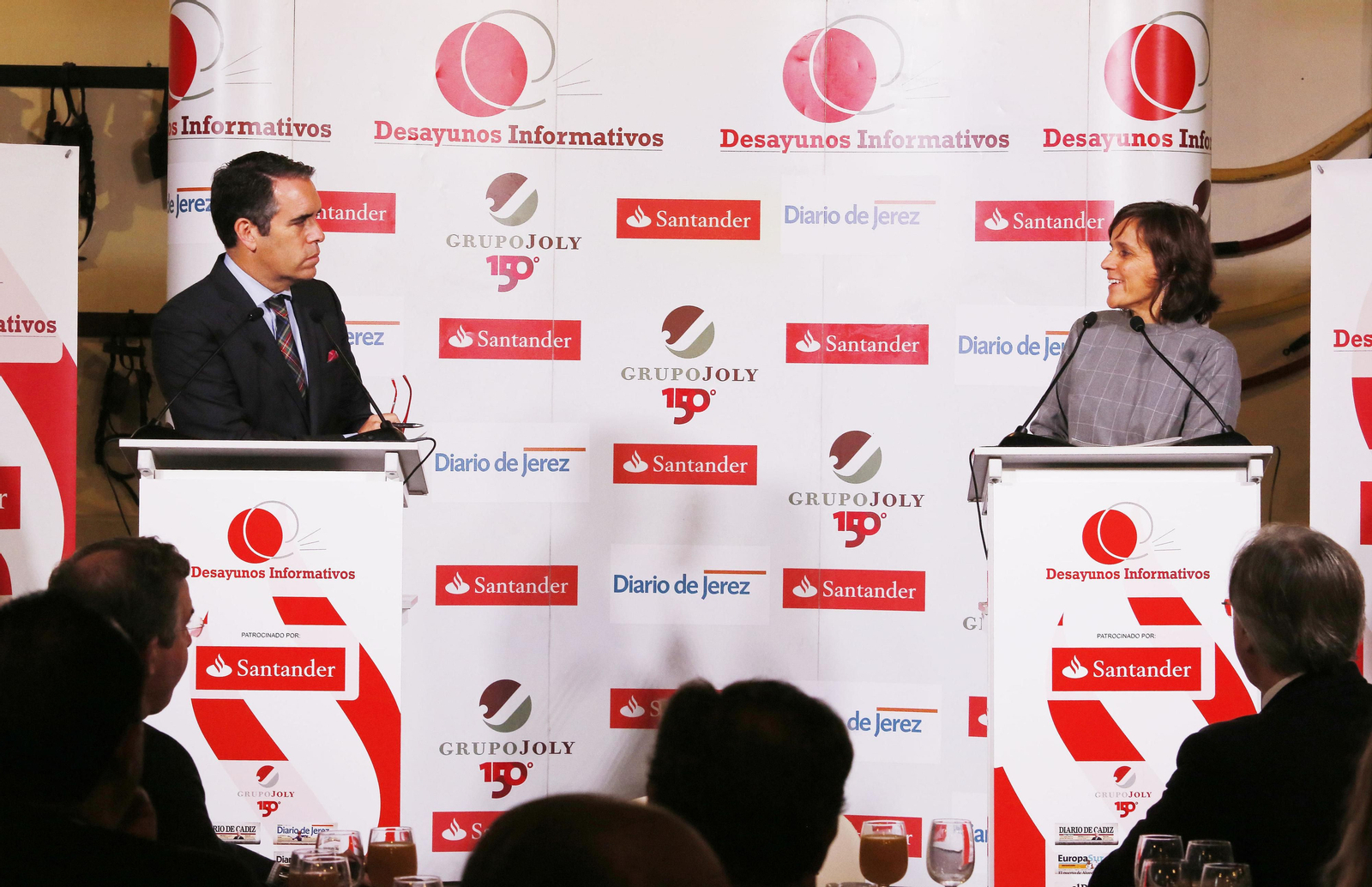 Rafael Navas y Helena Rivero, durante el turno de preguntas de los asistentes al Desayuno Informativo.
