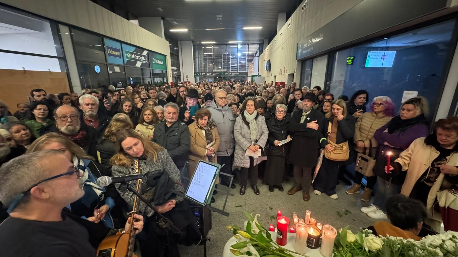 Las fotografías de la vigilia por los fallecidos en el accidente de tren  de Adamuz