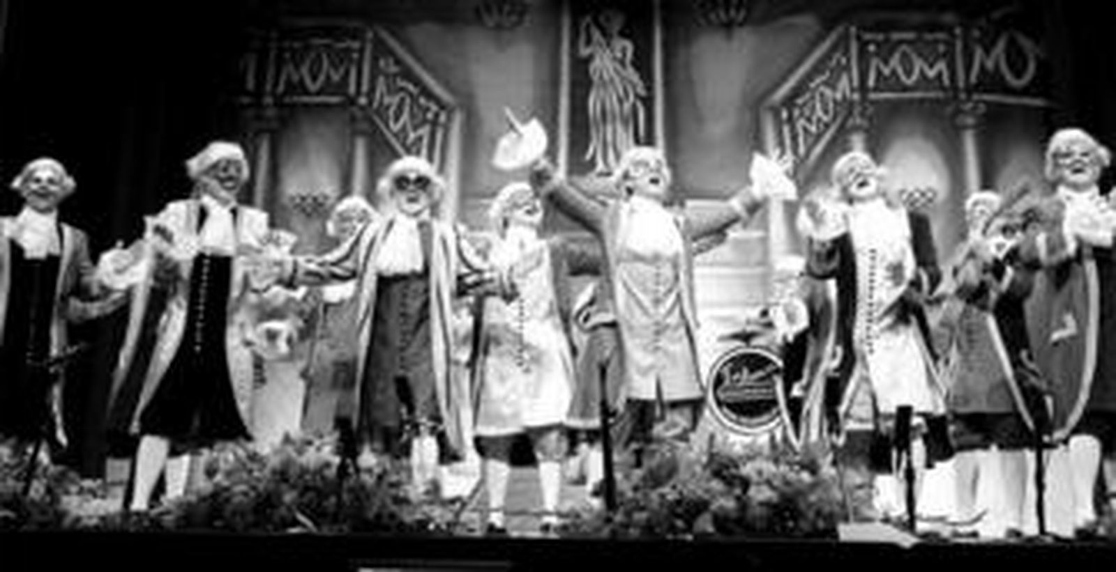 La comparsa 'Encantados' de la peña 'Amanecer' de Valverde del Camino.