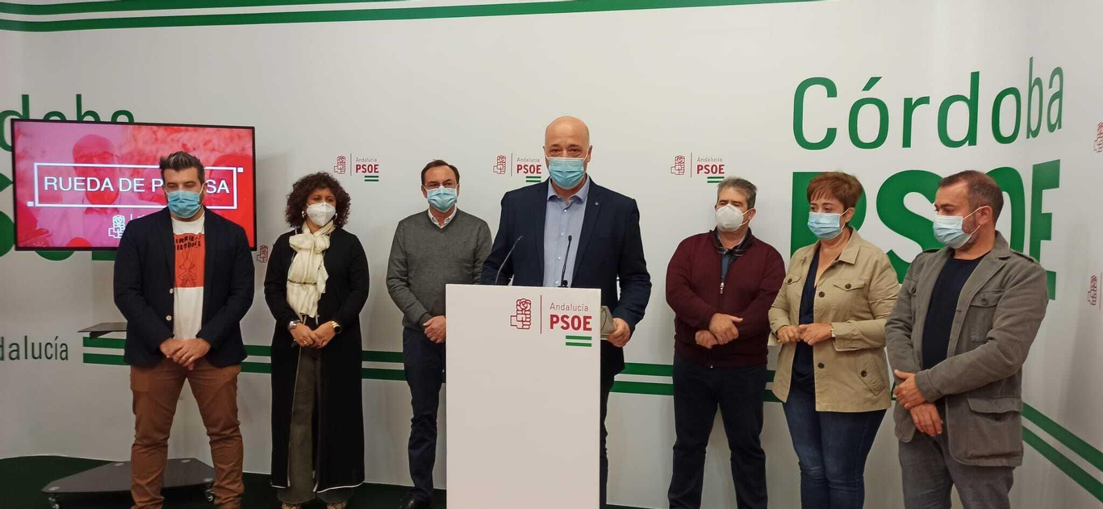 Antonio Ruiz, en el centro, con alcaldes socialistas en la sala de prensa del PSOE.