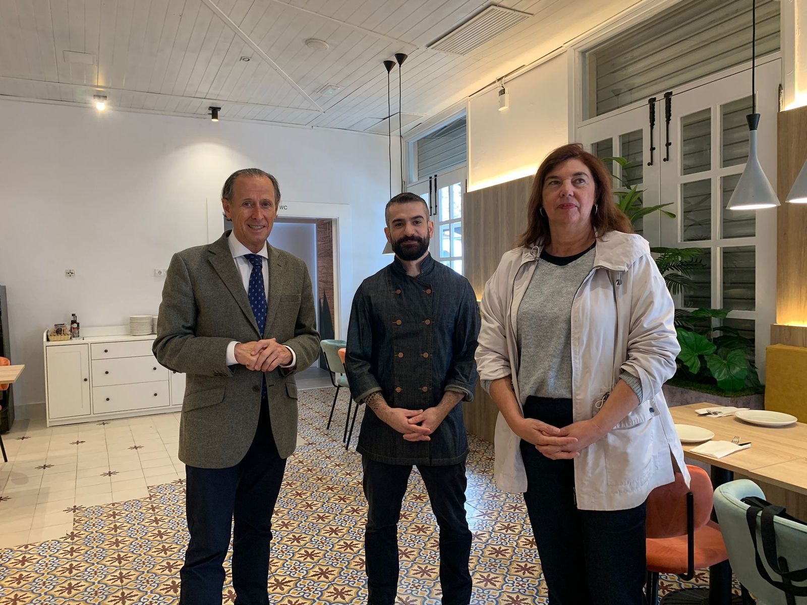 El alcalde y la concejala de Fomento, durante su visita al establecimiento.