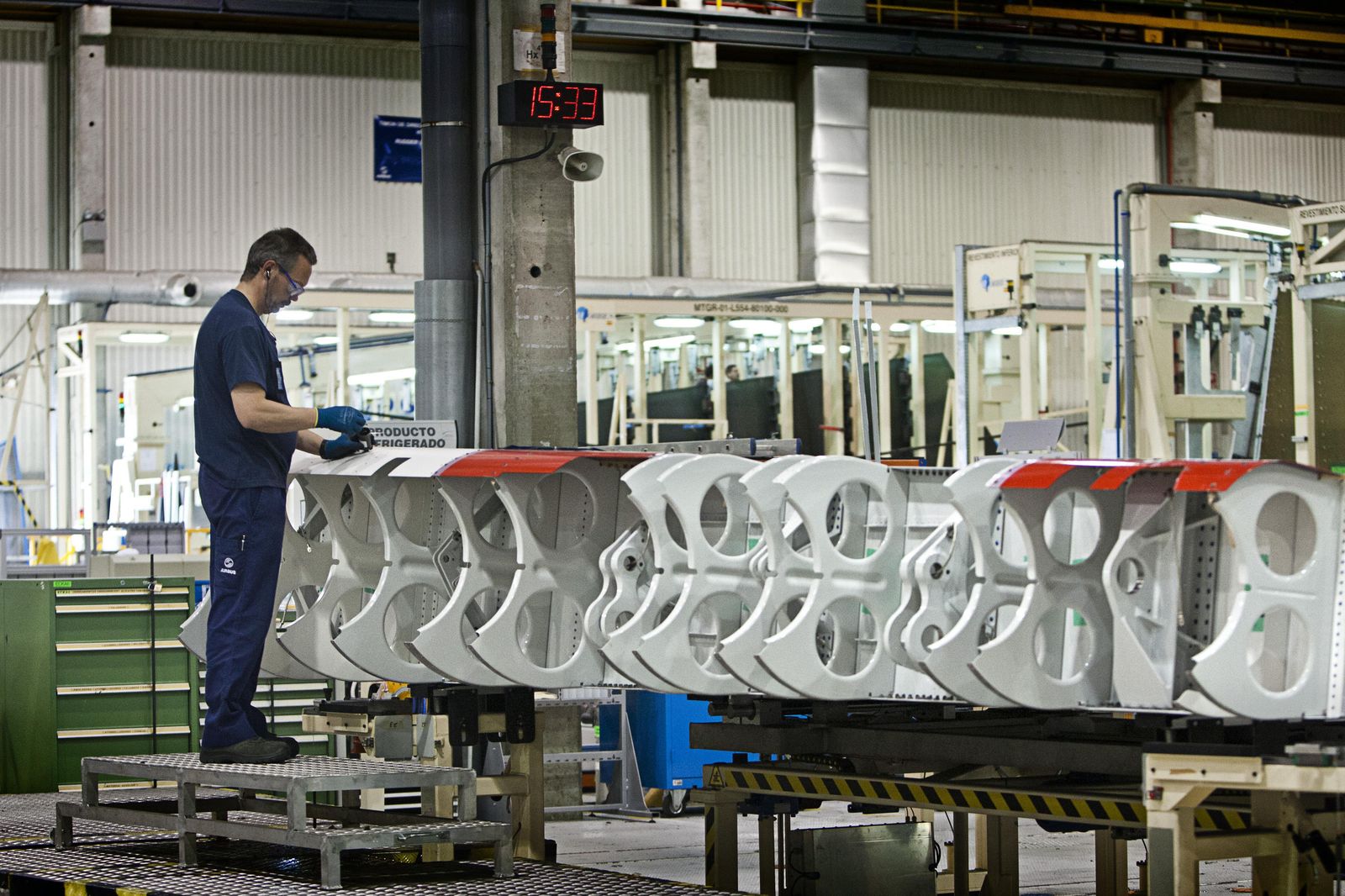 Un operario trabajando en una de las factorías de Airbus de la Bahía.