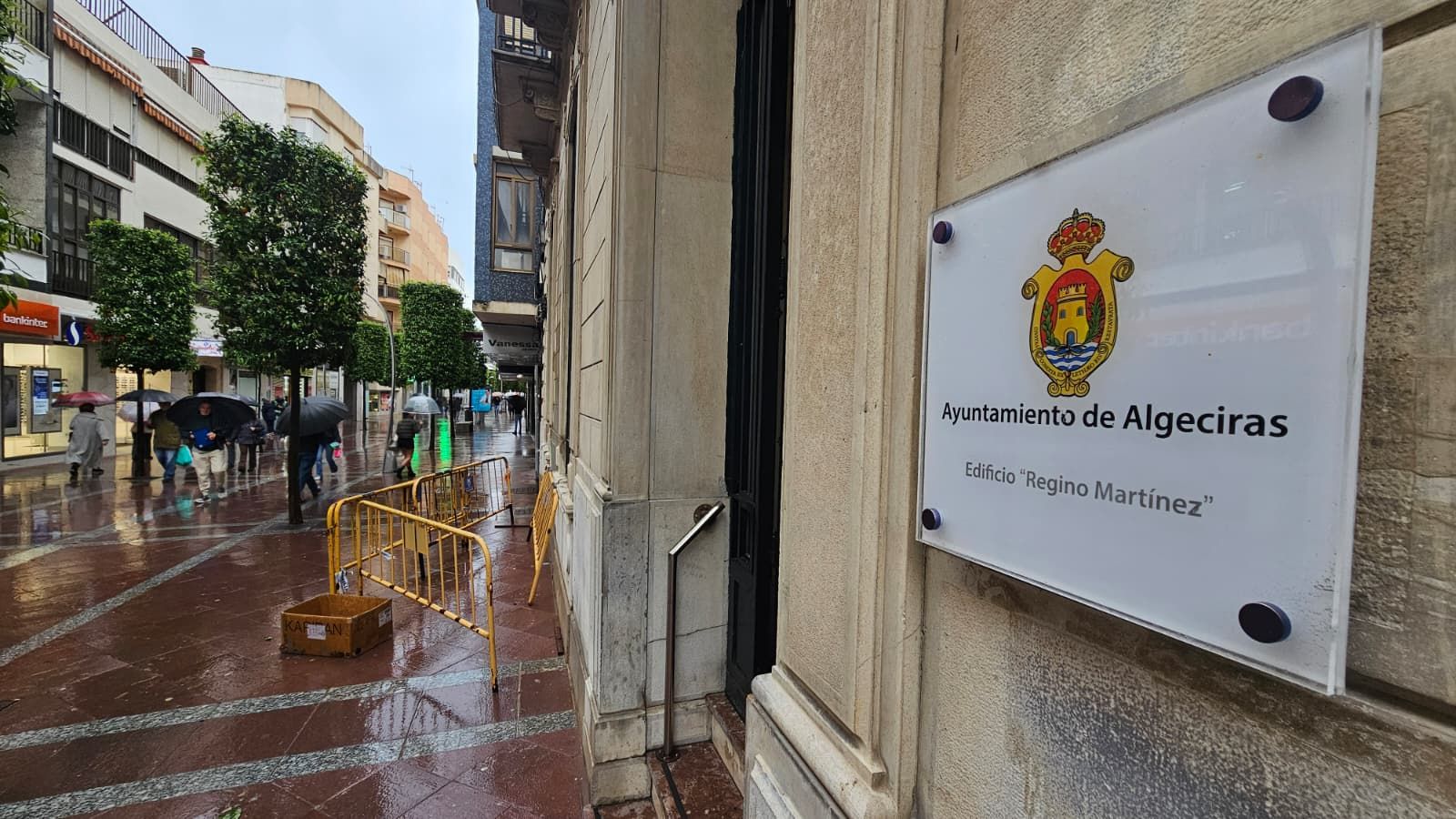 La sede municipal de la calle Regino Martínez, en la popular calle Ancha, mantiene visibles las vallas y grietas tras años de deterioro.
