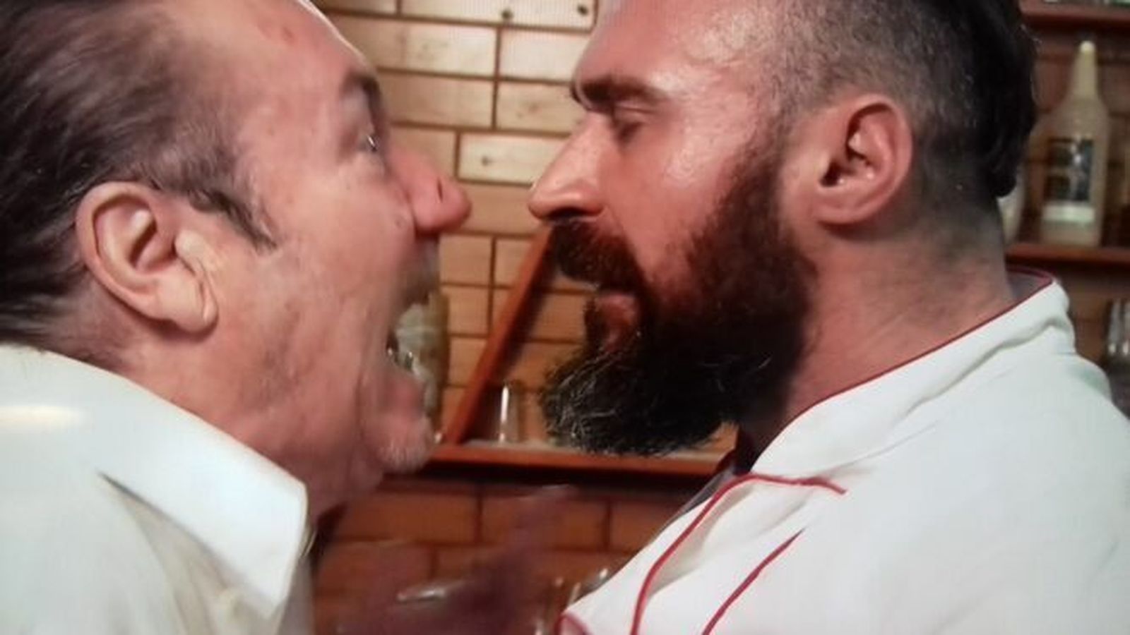 El dueño de Pepe's Cantina encarándose con su hijo.