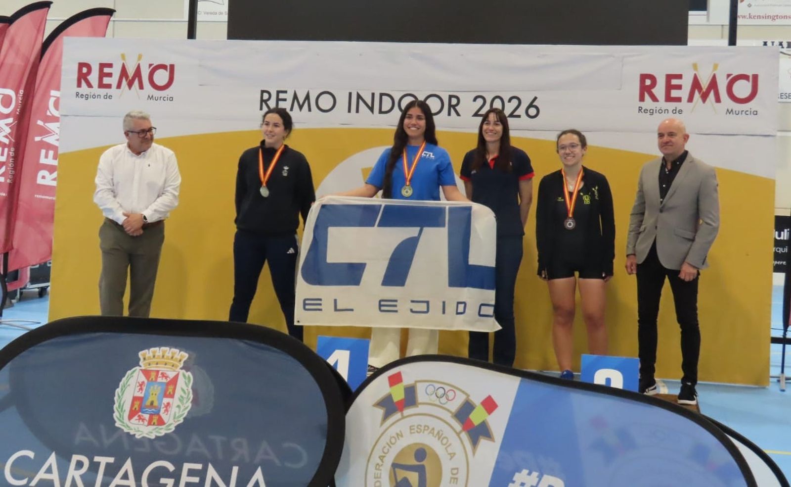 La juvenil Sara Naboni posa en el podio con la medalla de oro lograda en Cartagena.
