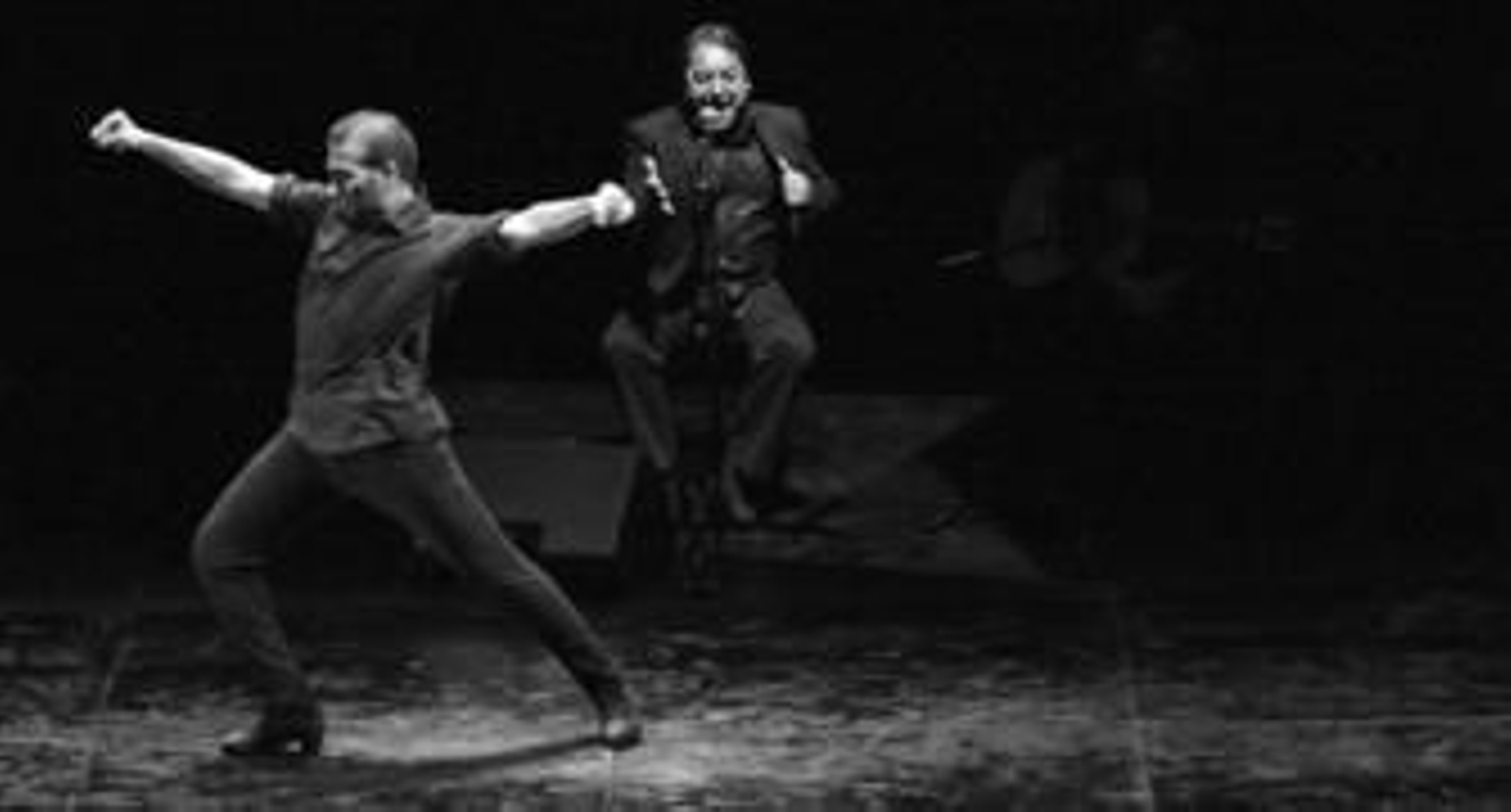 Israel Galván junto al cantaor Fernando Terremoto, una de las combinaciones que mañana se verán sobre las tablas del Teatro Lope de Vega.