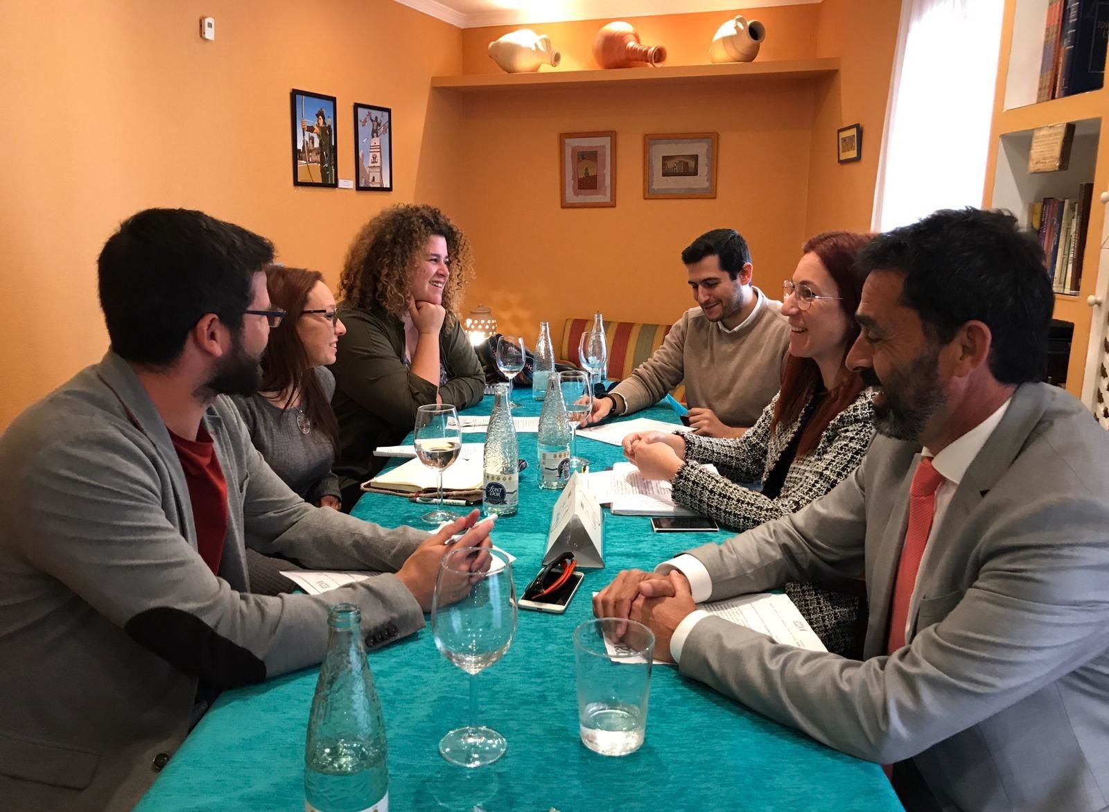 Uno de los encuentros mantenidos con las distintas formaciones, en este caso la agrupación Unión Portuense.