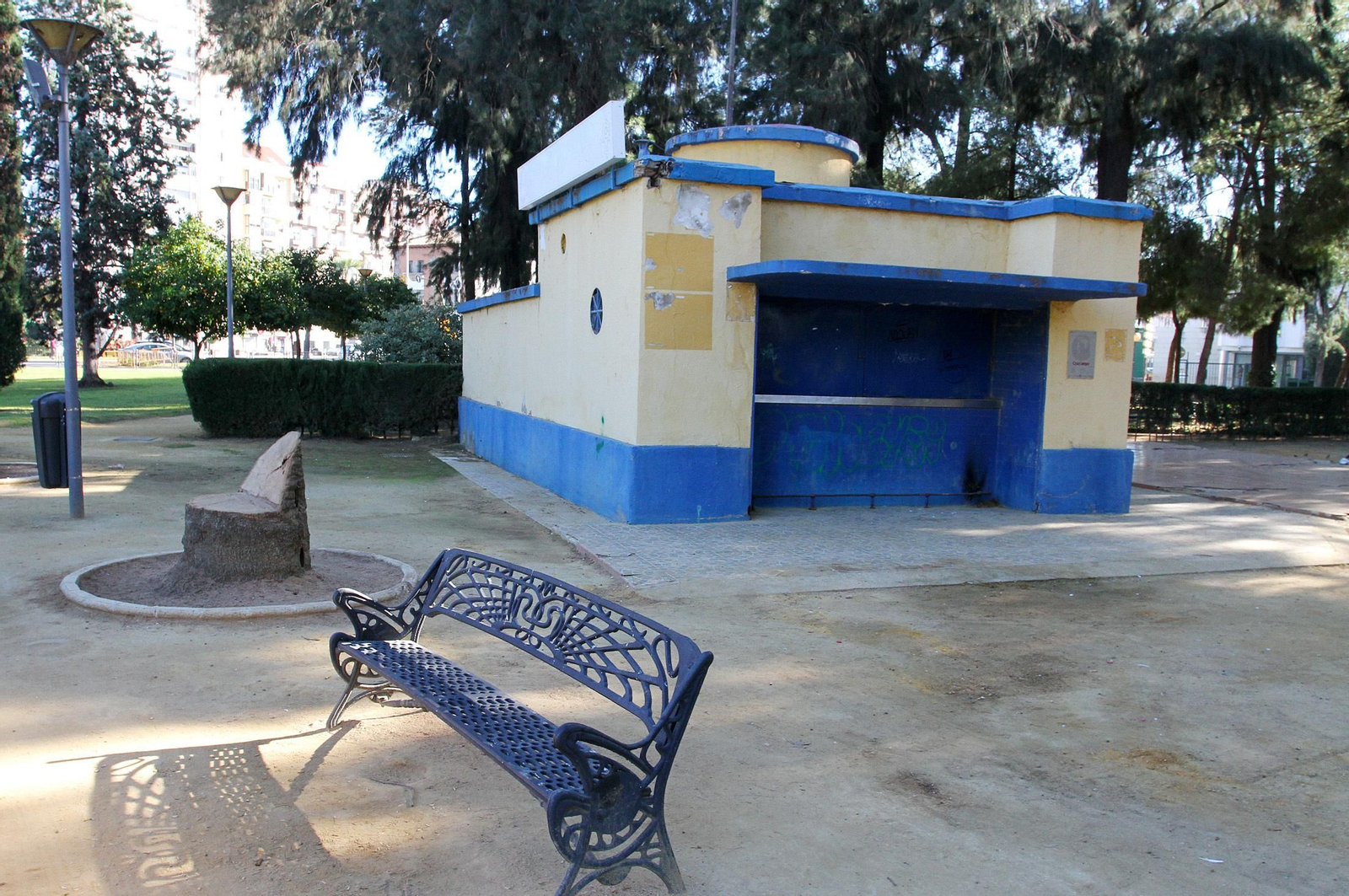 El kiosco bar de los Jardines del Muelle se encuentra cerrado, sobre el que hay una reclamación municipal para aclarar la situación de propiedad pública.