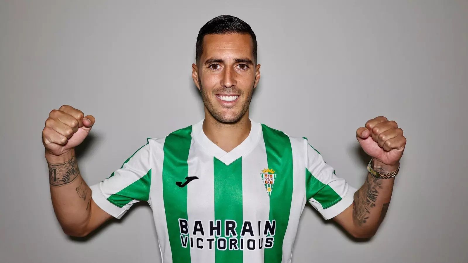 Sergi Guardiola cierra los puños con la camiseta de su nuevo equipo.