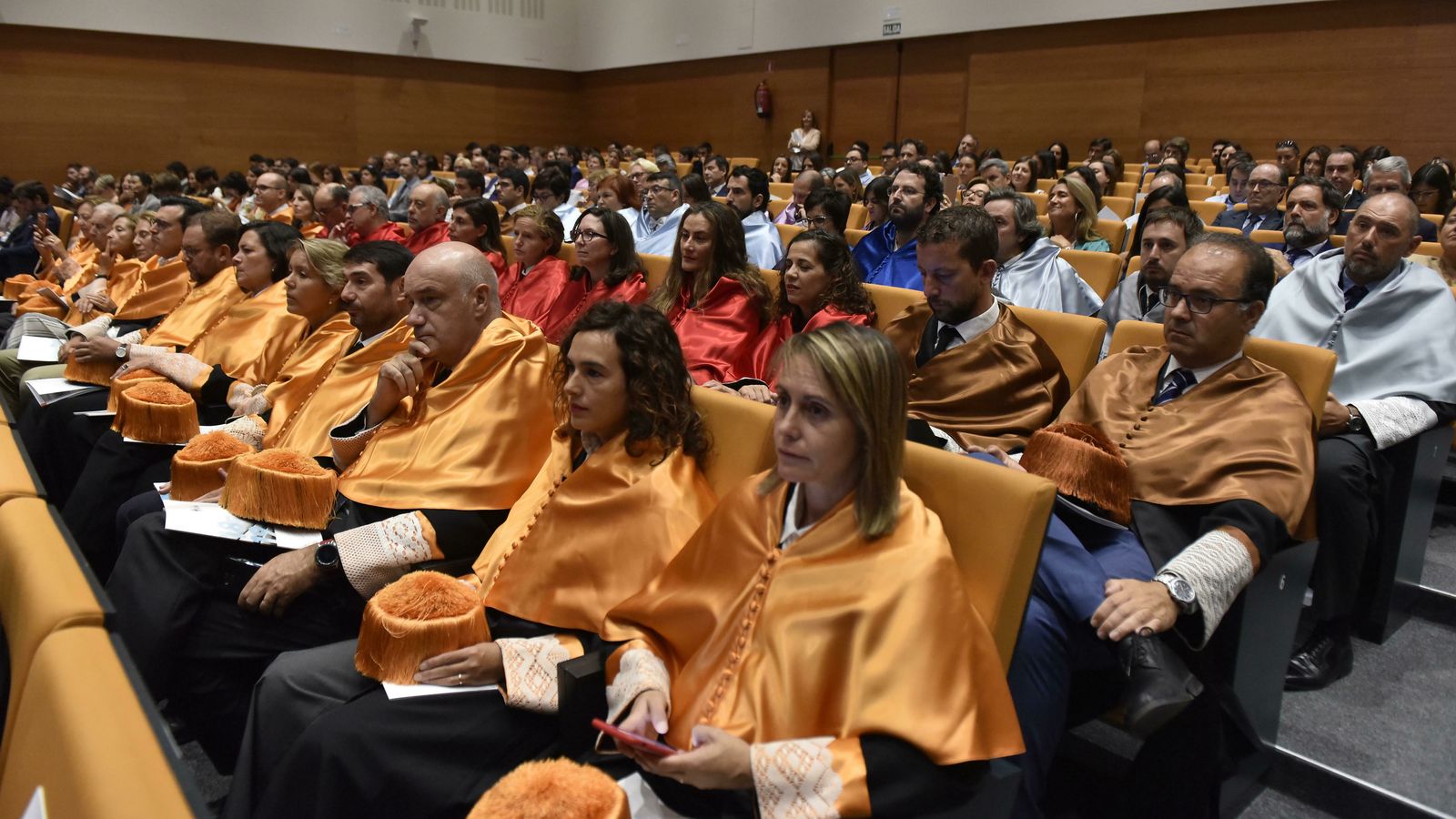 La comunidad universitaria durante la inauguración del curso académico.