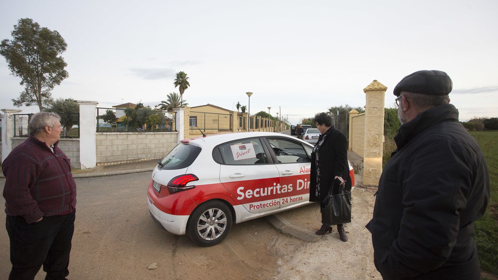 Un coche de una empresa de seguridad privada, en las calles de La Celada.